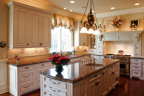 transitional_Luxury-kitchen-with-granite-counter